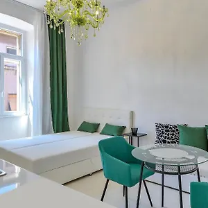 https://collins-emerald-center.pula-hotels.org