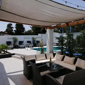 https://elena-pomer.pula-hotels.org
